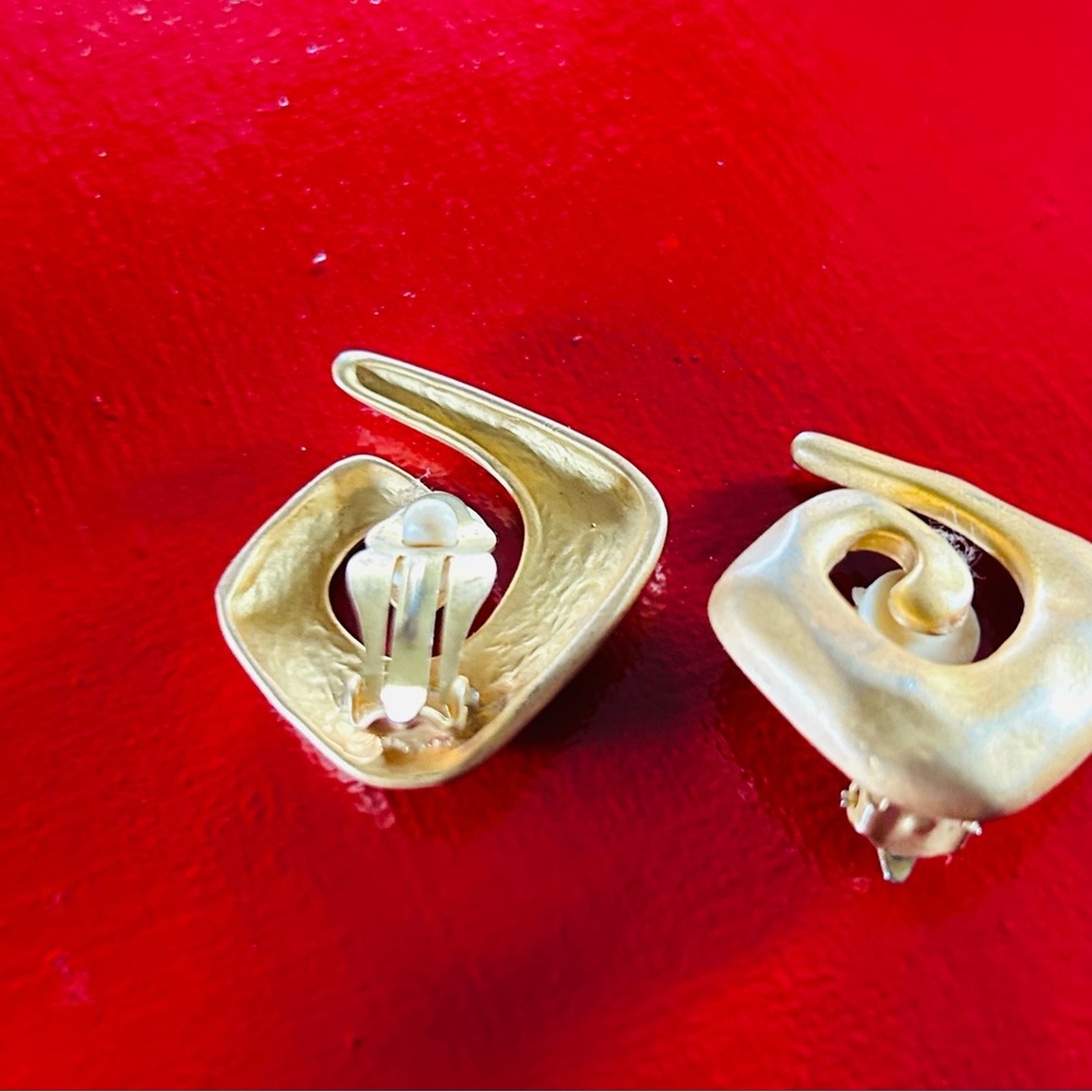 GOLDEN HOUR Vintage 80s Art Deco Revival 3D Swirl Clip-on Earrings - Picture 4 of 8